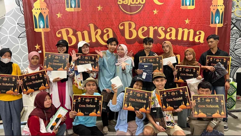 Berawal dari Ruang Tamu, Gilang dan Firda Bangun Usaha Sajodo Snack dengan Puluhan Karyawan